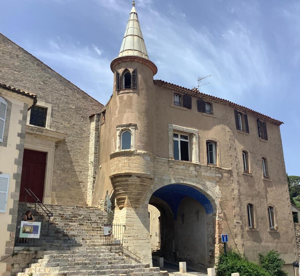 LES AMOUREUX DU VIEUX LAVOIR T3 Hyères Médiéval Extérieur photo